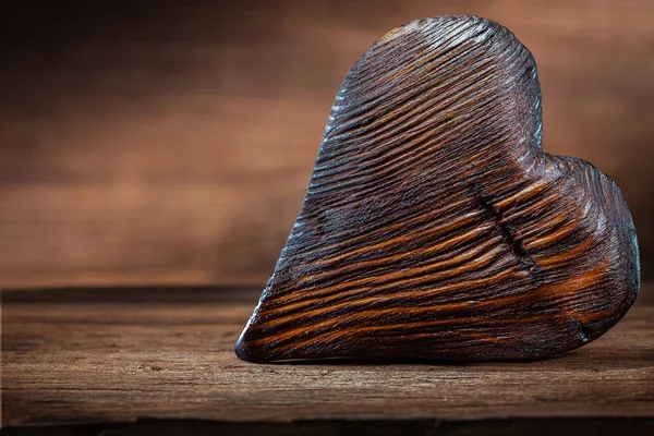 Staré dřevěné srdce na pozadí dřeva — Stock fotografie