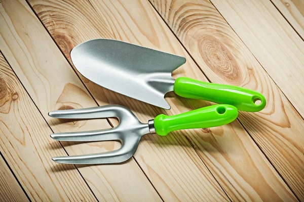 Tenedor de jardín y pala de mano en madera —  Fotos de Stock