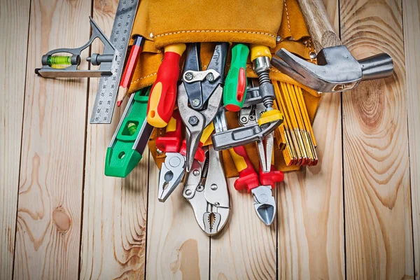 Conjunto de ferramentas de construção em toolbelt em placas de madeira de perto — Fotografia de Stock