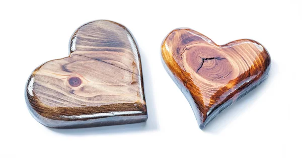 Dvě lesklá dřevěná srdce izolovaná na bílém — Stock fotografie