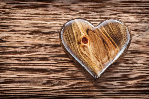 Coeur en bois brillant unique sur bois vintage — Photo