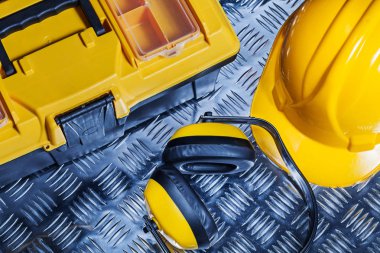 oluklu sac oluklu levha üzerinde eraphones kask alet kutusu