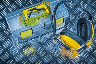 oluklu metalsac levha üzerinde alet kutusu kulaklık ve gözlük