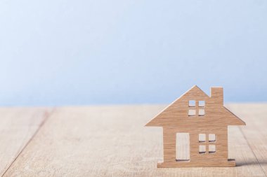 mavi ve ahşap backgrou ahşap evin kopya alan görünümü sembolü