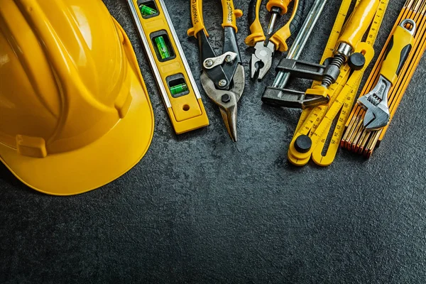 Conjunto de ferramentas de construção amarelo no fundo preto — Fotografia de Stock