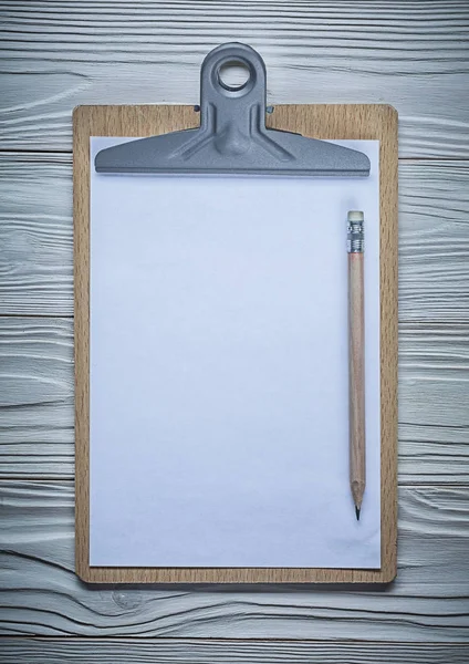 Pionowa wersja schowka z Blanc papier miejsce i ołówek — Zdjęcie stockowe