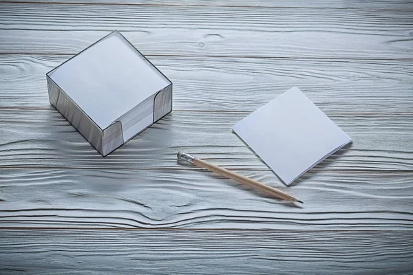 Steackers de papel branco e lápis em madeira vintage — Fotografia de Stock