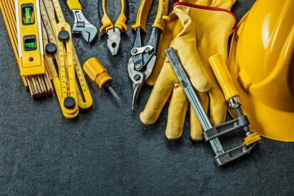 Ferramentas de construção amarelo no fundo preto — Fotografia de Stock