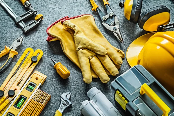 Grote set van Bouwgereedschap met handschoenen in het centrum op zwarte BAC — Stockfoto