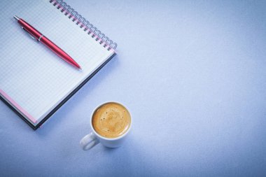 Kırmızı kalem set hatırlatma kahve fincan ofis konsepti kontrol