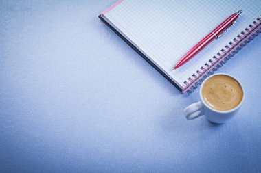 Kırmızı kalem kontrol hatırlatma kahve fincan ofis kavramı