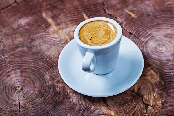 Capuchino in witte koffie kopje op Vintage houten doorsnede van t — Stockfoto