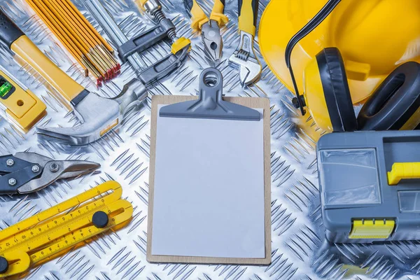 Portapapeles con hoja blanca de papel y herramientas de construcción — Foto de Stock