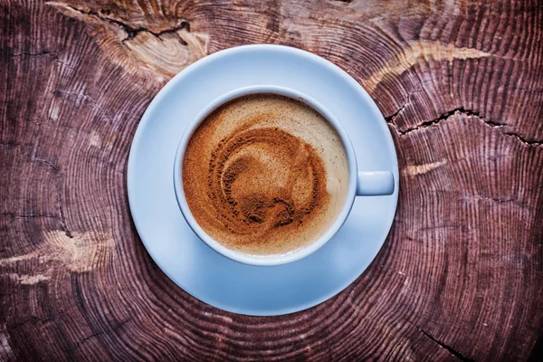 Visão geral de cima café com espuma e canela em branco c — Fotografia de Stock
