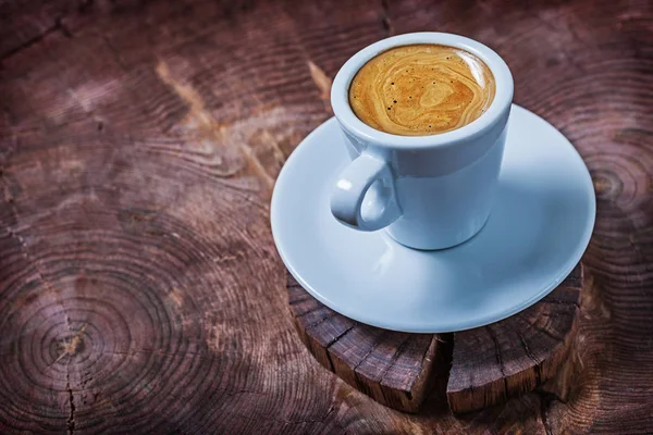 Witte koffie kopje met capuchino op Vintage houten kruis gesneden Tre — Stockfoto