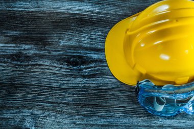 Eski ahşap tahta üzerinde koruyucu gözlük güvenlik kapağı