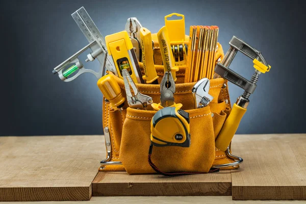 Kožené pracovní pásy s mnoha stavebními nástroji — Stock fotografie