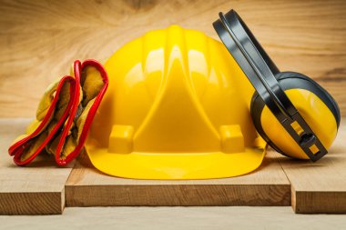 çalışma deri eldiven Sarı kask ve kulaklıklar. Güvenlik araçları