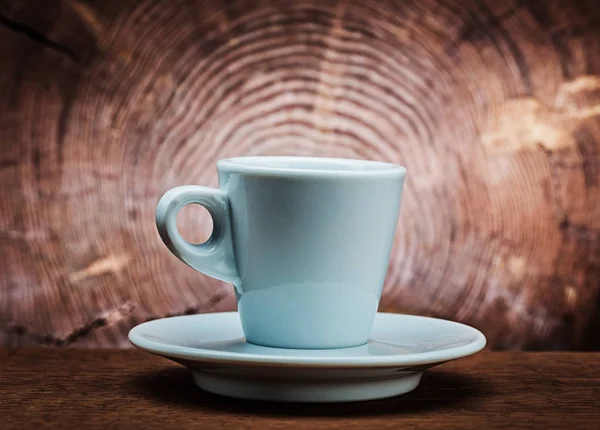 Tasse à café en céramique blanche sur fond de bois vintage avec croix c — Photo