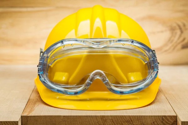 Ferramentas de segurança. capacete de construção amarelo com óculos azuis em wo — Fotografia de Stock