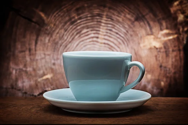 Μεγάλο λευκό φλιτζάνι καφέ για κάκαμουτσίνο σε vintage ξύλινο φόντο Wi — Φωτογραφία Αρχείου