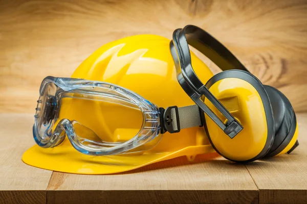 Bezpieczeństwa pracy. narzędzi bezpieczeństwa budowlanego. żółty hełm niebieski iść — Zdjęcie stockowe