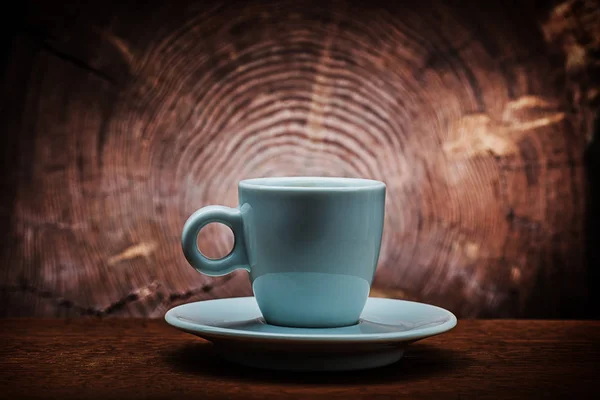 Tasse à café en céramique blanche unique sur soucoupe vitage bois secte transversale — Photo