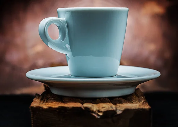 Taza de café solo poco en platillo y tablero de madera vintage —  Fotos de Stock