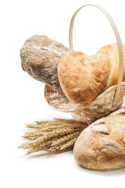 ekmek ve buğday kulakları hasır sepet izole