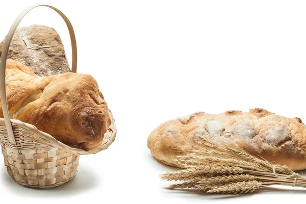 Weidenkorb Brotlaibe Banch der Ohren isoliert auf weiß — Stockfoto