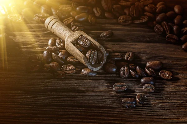 Grains de café en cuillère sur une planche de bois vintage — Photo