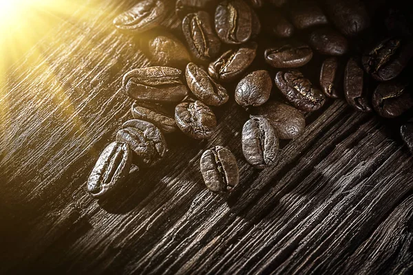 Kávová zrna na vinobraní dřevěné desce — Stock fotografie