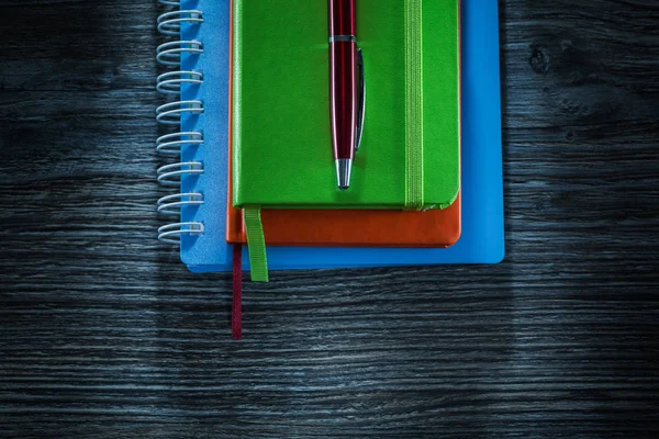 Купка ручки блокнотів на дерев'яній дошці — стокове фото