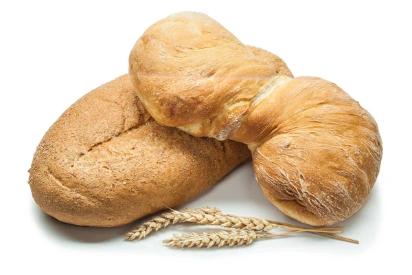 Zwei Laibe Brot und Weizenähren isoliert auf weißem Hintergrund — Stockfoto