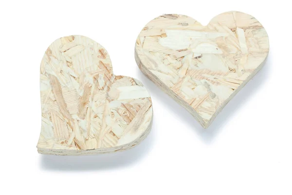 Dois brinquedos de coração de Valentim feitos de madeira compensada isolada em branco — Fotografia de Stock