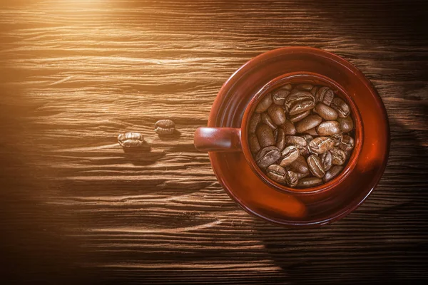 Ziarna kawy talerz filiżanki na rocznika drewnianej deski — Zdjęcie stockowe
