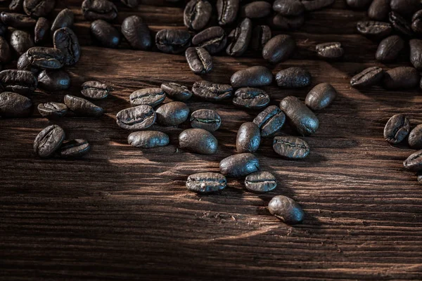 Haufen Kaffeebohnen auf Holzbrettern — Stockfoto