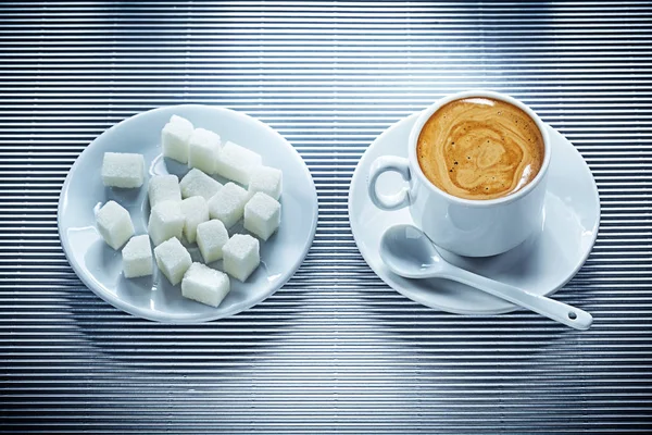 Kopje zwarte koffie schotel theelepel suiker blokjes op gestreepte ACHTERG — Stockfoto