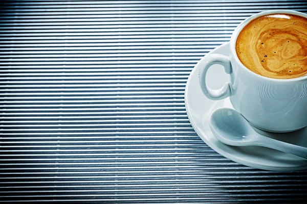 Tazza di caffè nero piattino cucchiaino su strisce copia di sfondo s — Foto Stock