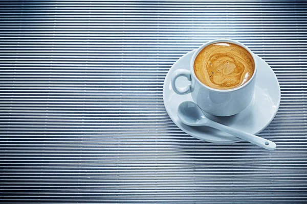 Keramik-Tasse starker Kaffee-Untertasse Teelöffel auf gestreiftem Hintergrund — Stockfoto