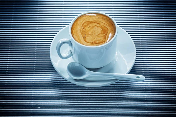 Kopje koffie schotel theelepel op gestreepte achtergrond — Stockfoto