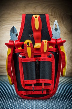 araçları ile küçük siyah ve kırmızı inşaat takım kemeri