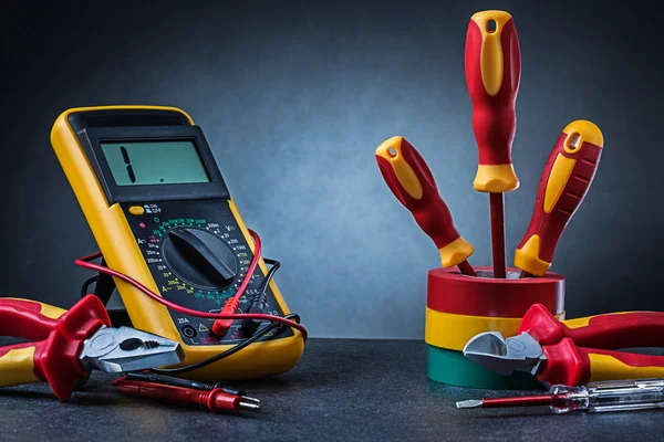 Πολύχρωμα χρωματιστά ηλεκτρικά εργαλεία στην κλίση γκρι φόντο — Φωτογραφία Αρχείου