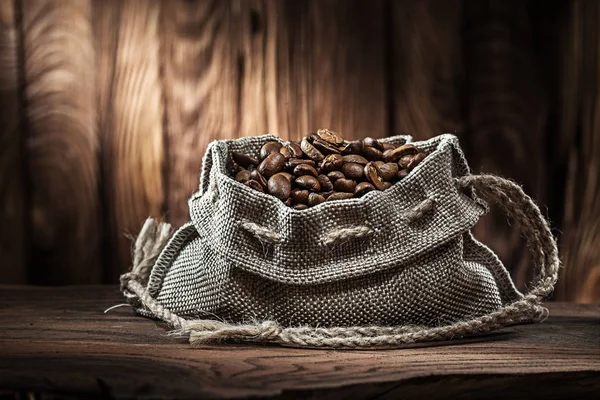 Вінтажні віт кавові зерна, міцні на старому дерев'яному столі та дерев'яному фоні — стокове фото