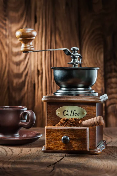Vertical view vintage wooden coffee mill with little scoop and c — Stock Photo, Image