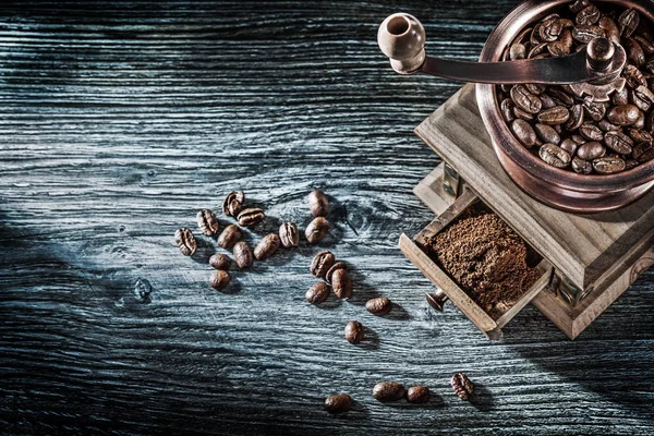 Uprawy młynów do kawy na drewnianej desce vintage — Zdjęcie stockowe
