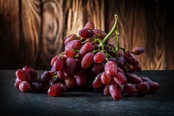 Rosenstrauß auf hölzernem Hintergrund — Stockfoto