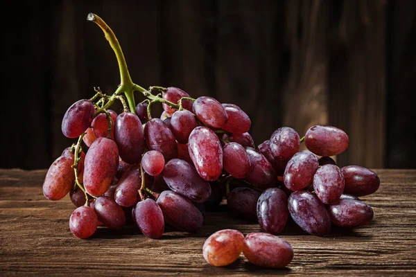 Różane grona winogron na vintage drewniane tło — Zdjęcie stockowe