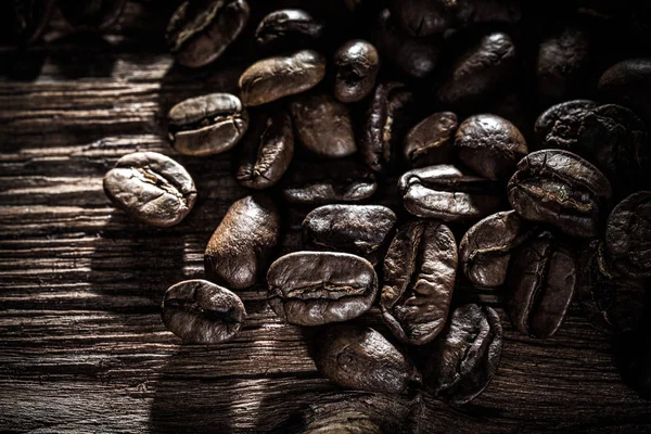 Koffie zaden op vintage houten plank — Stockfoto