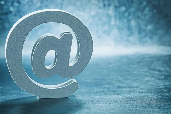 Símbolo de e-mail no fundo metálico — Fotografia de Stock